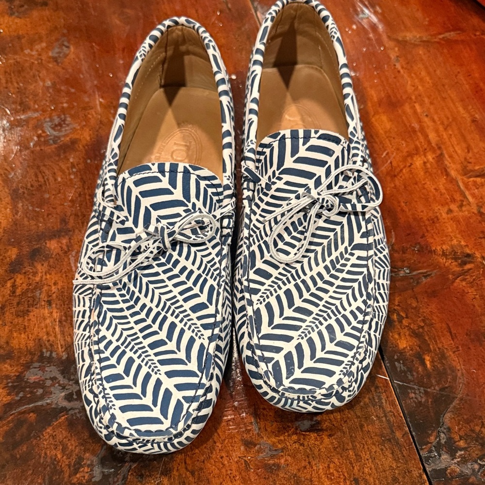 Tod’s Gommino Driving Loafers Men’s 7/8 Navy and White Leather Luxury Shoes